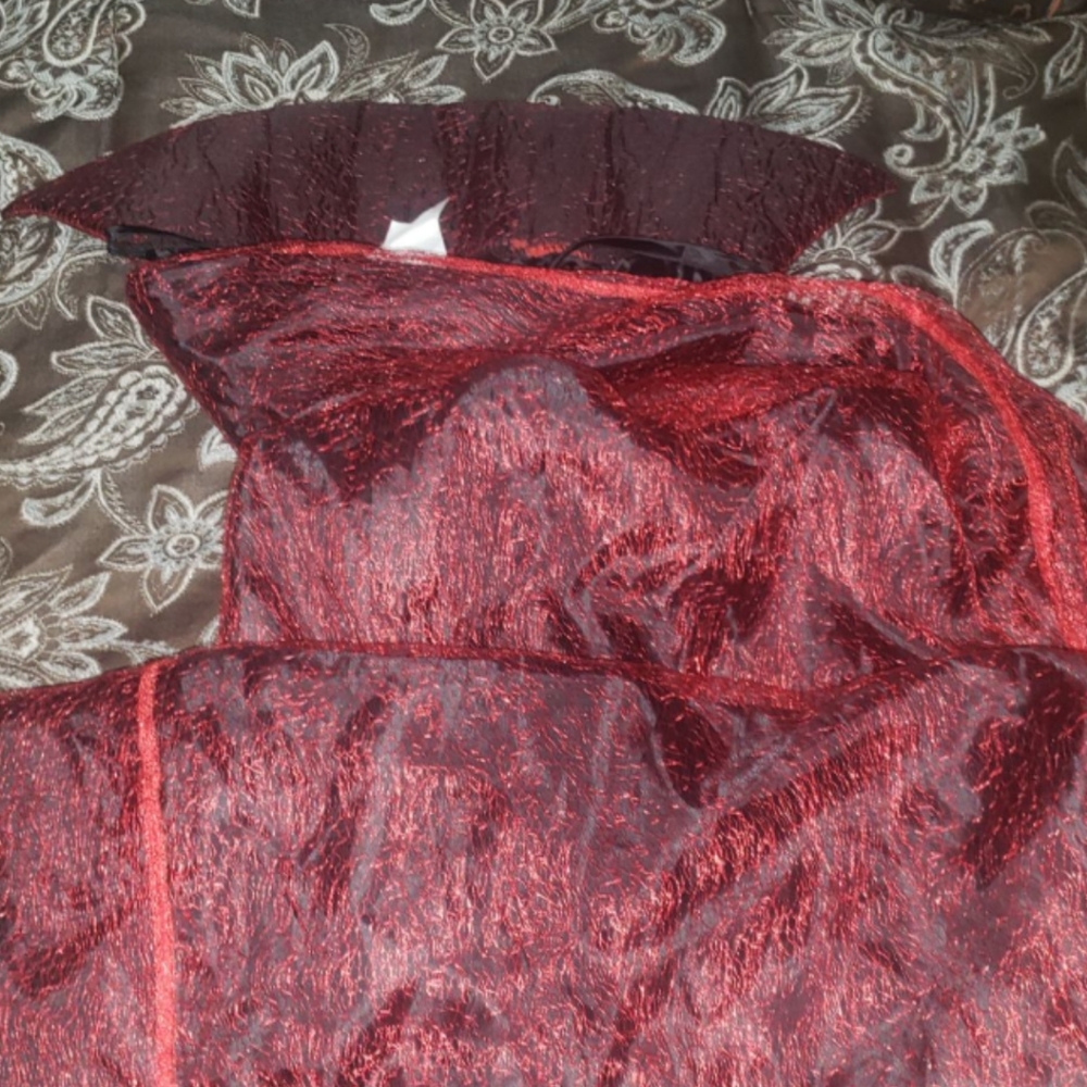 Red Cape - Picture 5 of 7